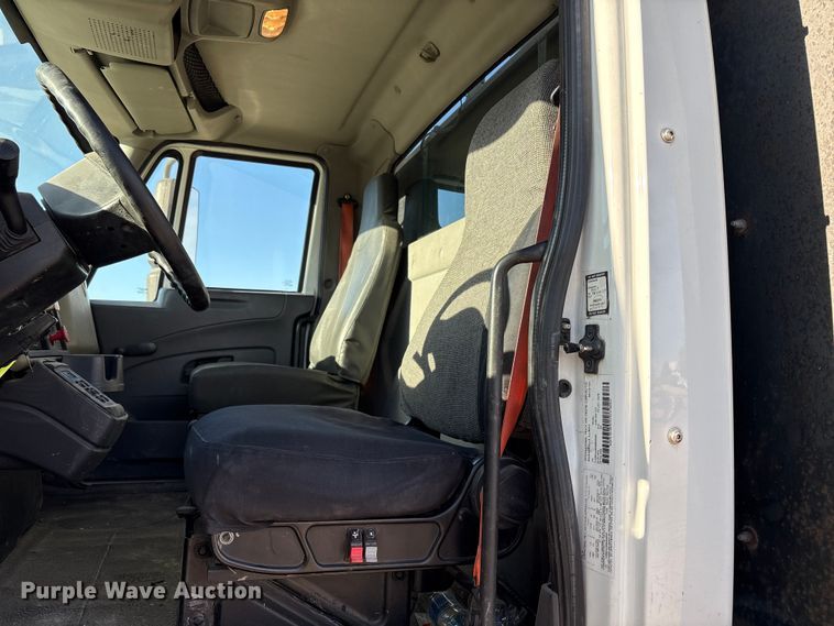 image for item EC8039 2009 International 4400 SBA  vacuum truck