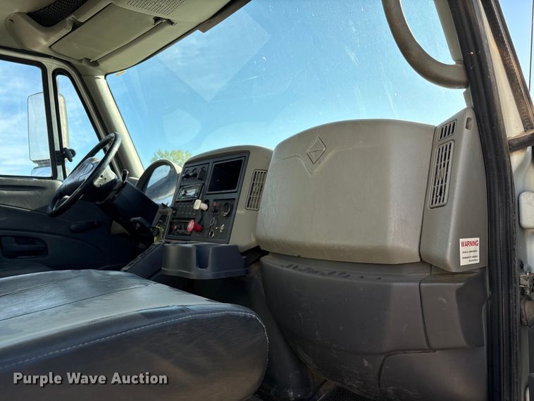 image for item EC8039 2009 International 4400 SBA  vacuum truck