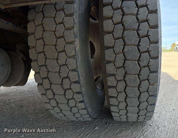 image for item EC8039 2009 International 4400 SBA  vacuum truck