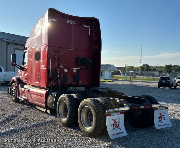 image for item ED2249 2021 Peterbilt 579 semi truck