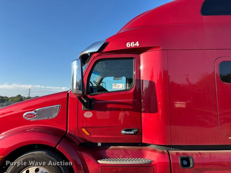 image for item ED2249 2021 Peterbilt 579 semi truck