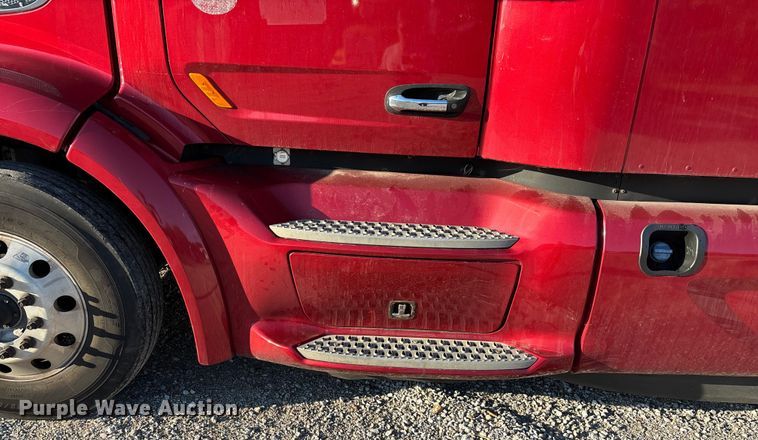 image for item ED2249 2021 Peterbilt 579 semi truck