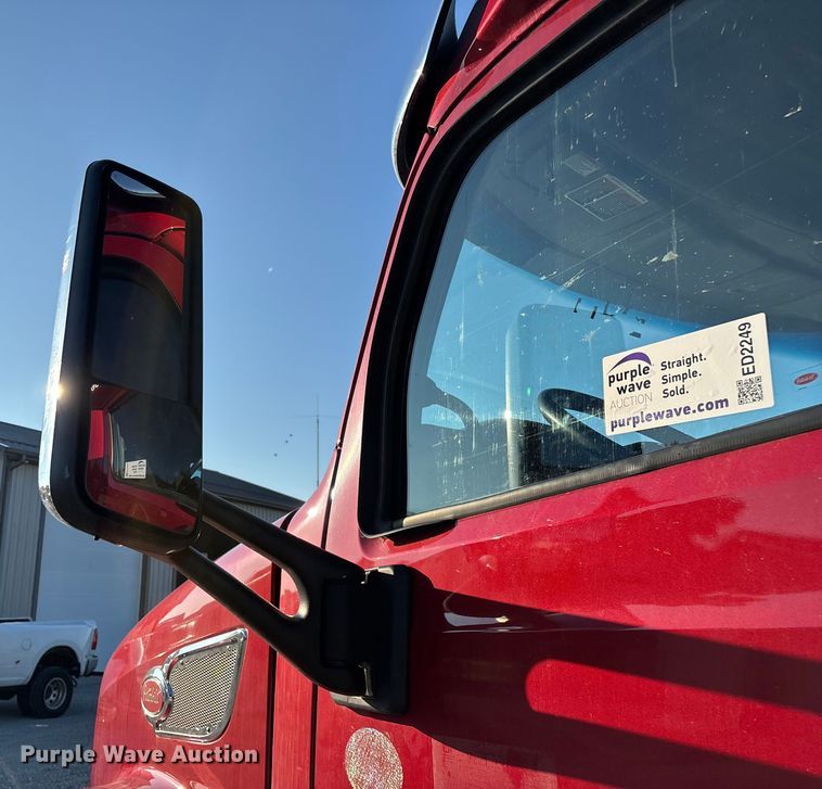 image for item ED2249 2021 Peterbilt 579 semi truck