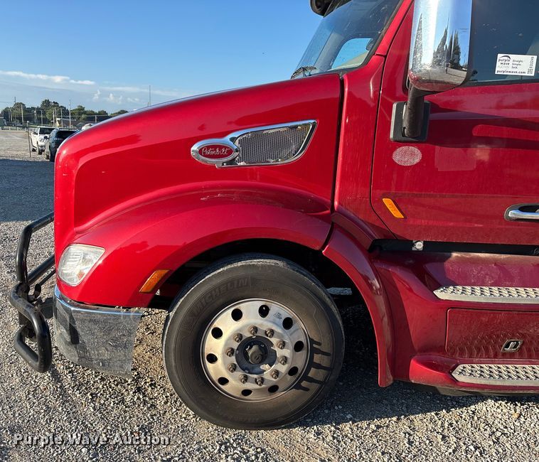 image for item ED2249 2021 Peterbilt 579 semi truck