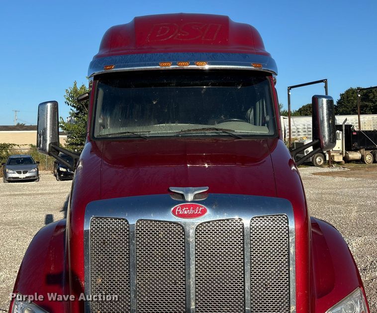 image for item ED2249 2021 Peterbilt 579 semi truck