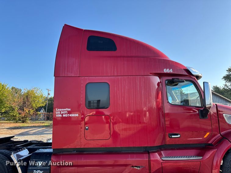 image for item ED2249 2021 Peterbilt 579 semi truck