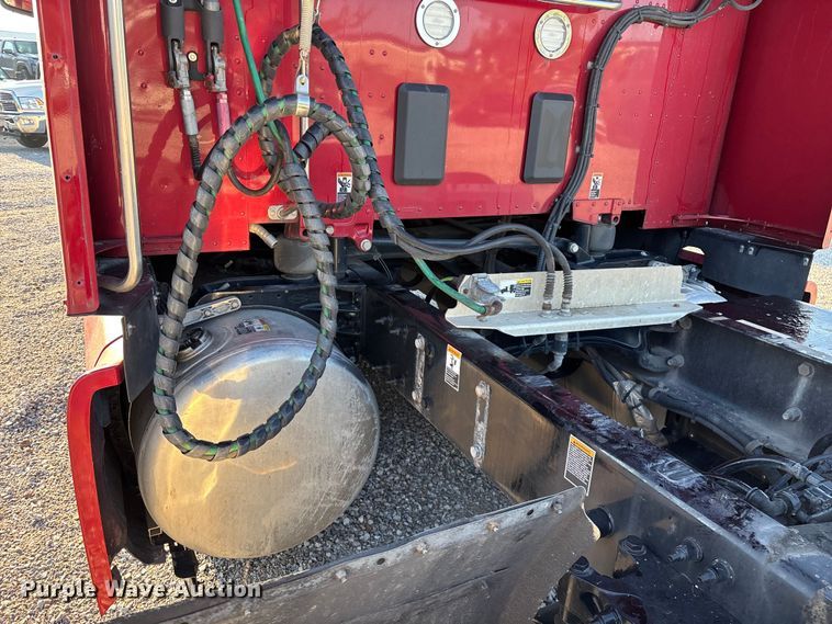image for item ED2249 2021 Peterbilt 579 semi truck