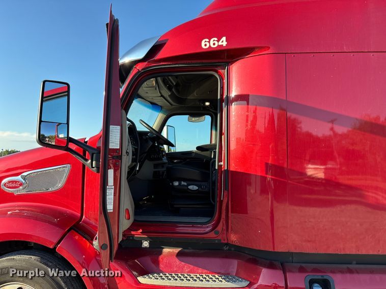 image for item ED2249 2021 Peterbilt 579 semi truck