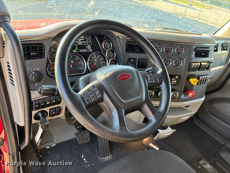 image for item ED2249 2021 Peterbilt 579 semi truck
