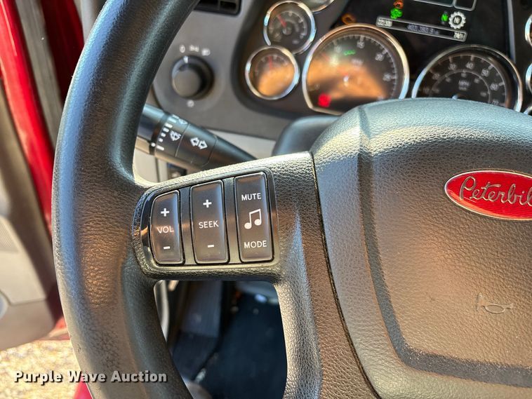 image for item ED2249 2021 Peterbilt 579 semi truck