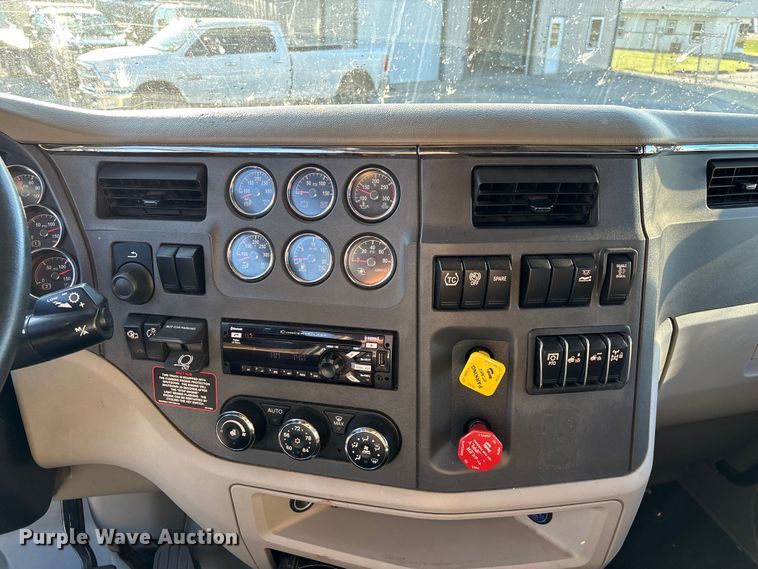 image for item ED2249 2021 Peterbilt 579 semi truck