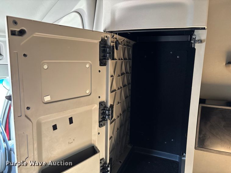 image for item ED2249 2021 Peterbilt 579 semi truck