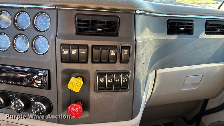 image for item ED2249 2021 Peterbilt 579 semi truck