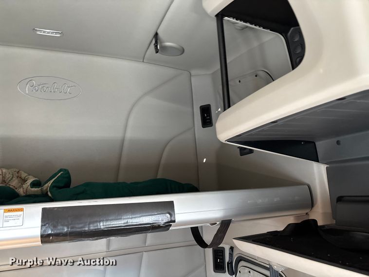 image for item ED2249 2021 Peterbilt 579 semi truck