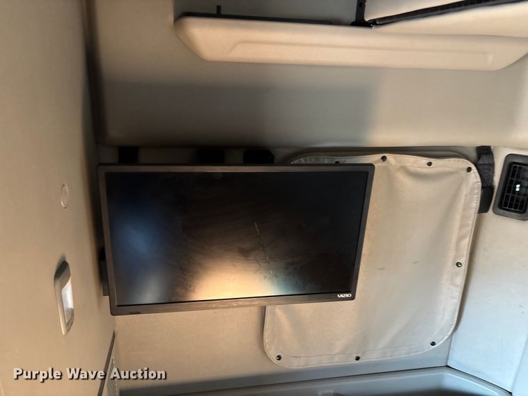 image for item ED2249 2021 Peterbilt 579 semi truck