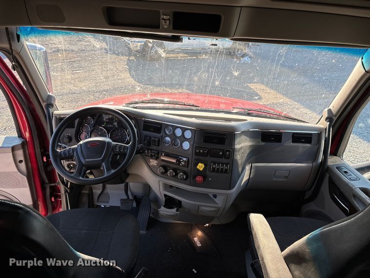 image for item ED2249 2021 Peterbilt 579 semi truck