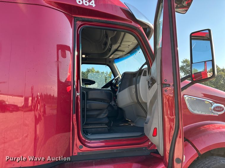 image for item ED2249 2021 Peterbilt 579 semi truck