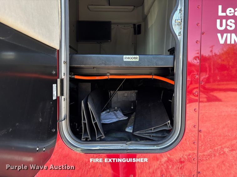 image for item ED2249 2021 Peterbilt 579 semi truck