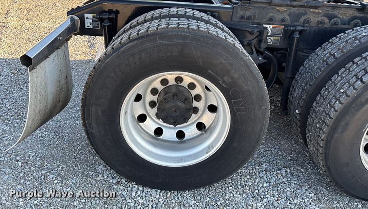 image for item ED2249 2021 Peterbilt 579 semi truck