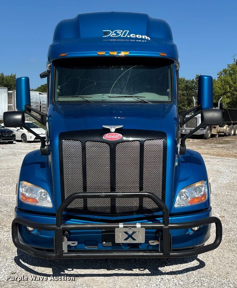 image for item ED2250 2022 Peterbilt 579 semi truck