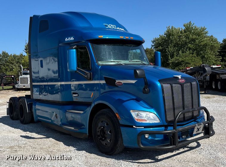image for item ED2250 2022 Peterbilt 579 semi truck