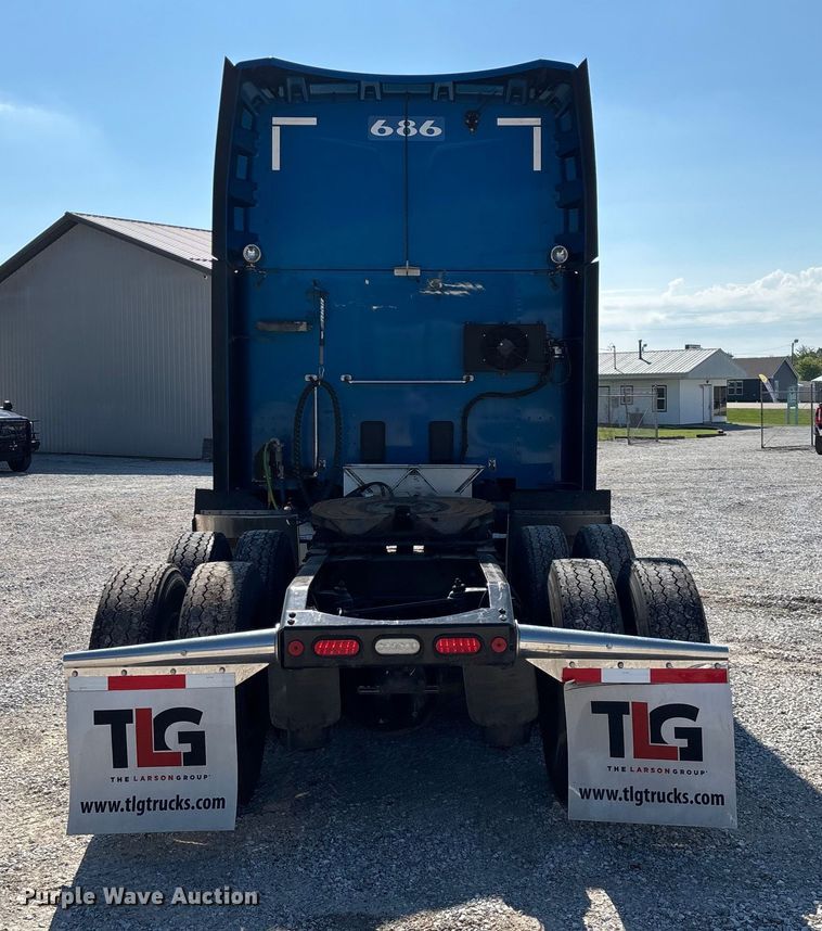 image for item ED2250 2022 Peterbilt 579 semi truck