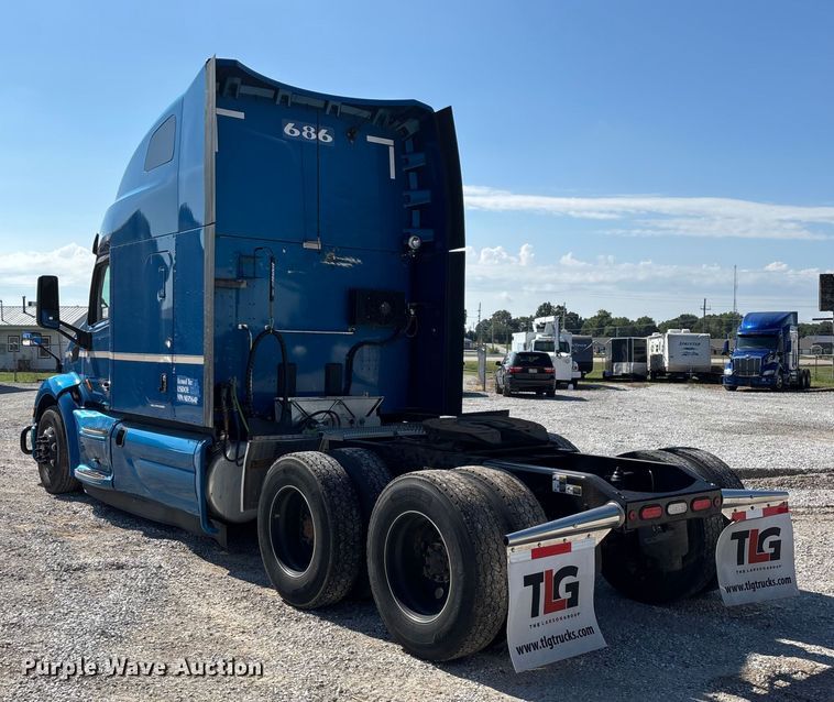 image for item ED2250 2022 Peterbilt 579 semi truck
