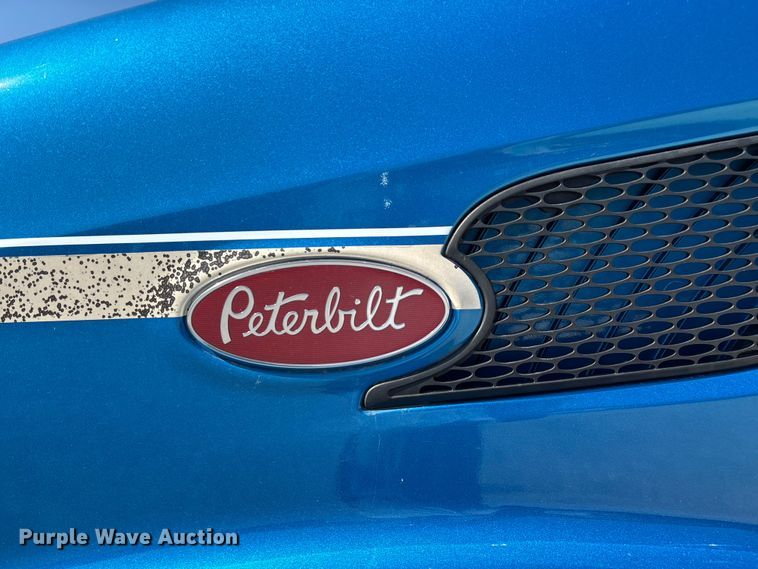 image for item ED2250 2022 Peterbilt 579 semi truck