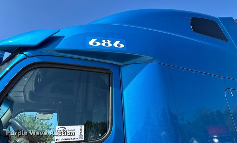 image for item ED2250 2022 Peterbilt 579 semi truck