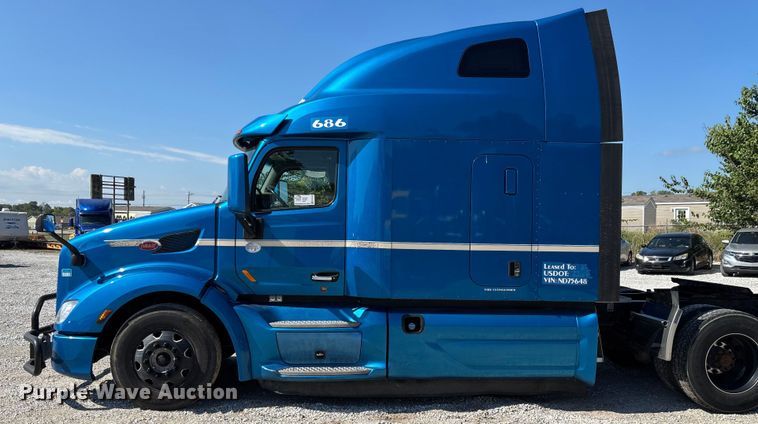 image for item ED2250 2022 Peterbilt 579 semi truck