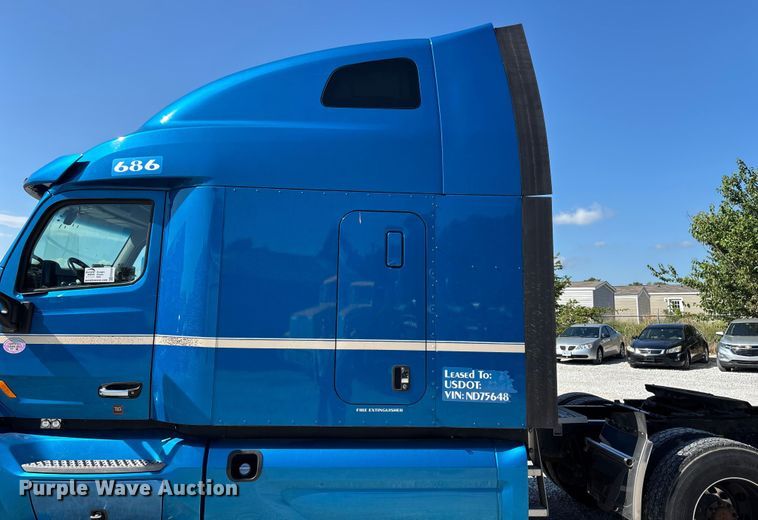 image for item ED2250 2022 Peterbilt 579 semi truck