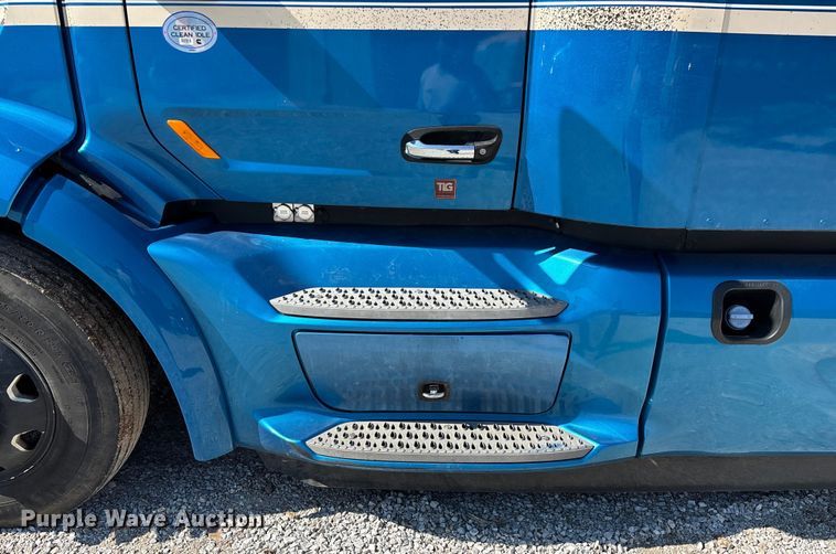 image for item ED2250 2022 Peterbilt 579 semi truck
