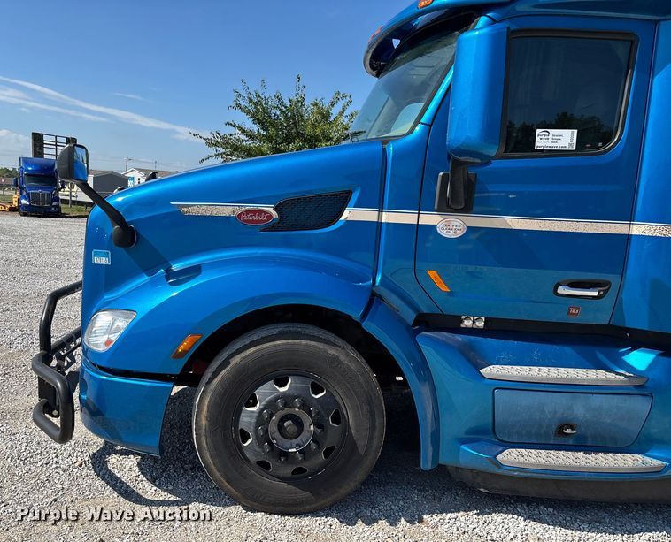 image for item ED2250 2022 Peterbilt 579 semi truck