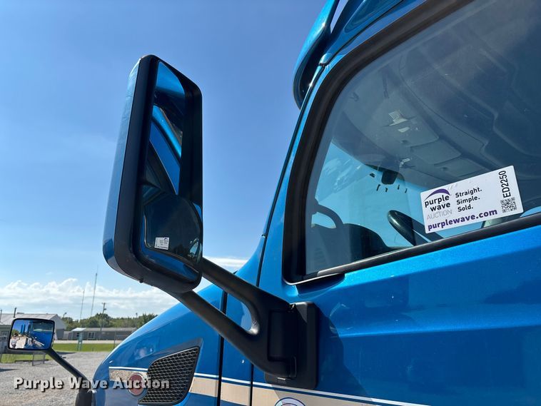 image for item ED2250 2022 Peterbilt 579 semi truck