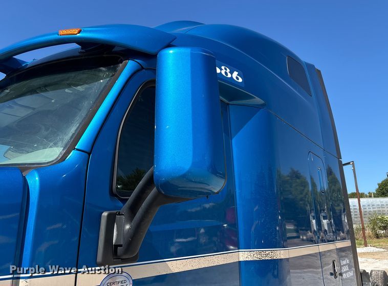 image for item ED2250 2022 Peterbilt 579 semi truck