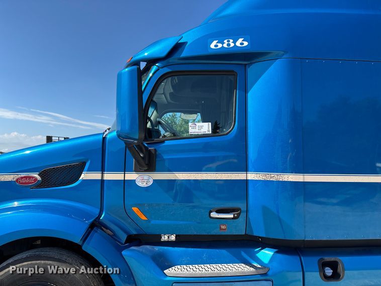 image for item ED2250 2022 Peterbilt 579 semi truck