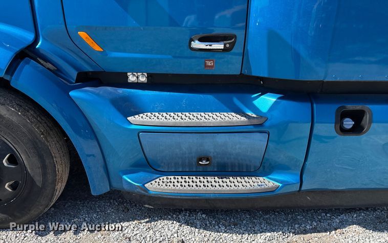 image for item ED2250 2022 Peterbilt 579 semi truck