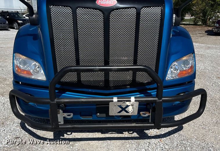 image for item ED2250 2022 Peterbilt 579 semi truck