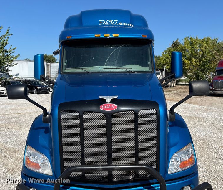 image for item ED2250 2022 Peterbilt 579 semi truck