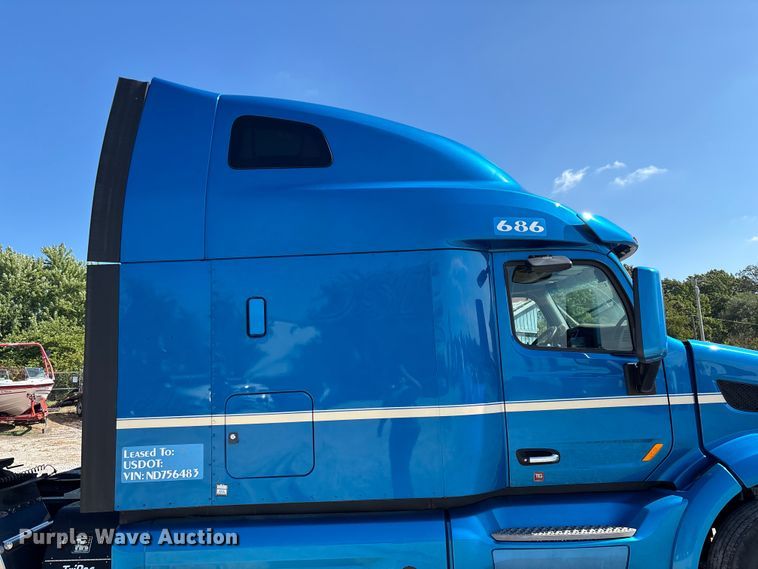 image for item ED2250 2022 Peterbilt 579 semi truck