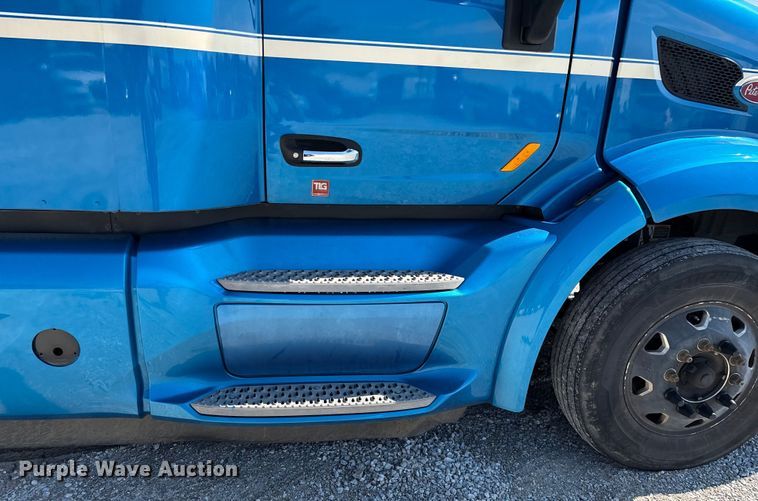 image for item ED2250 2022 Peterbilt 579 semi truck