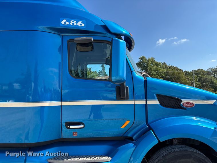 image for item ED2250 2022 Peterbilt 579 semi truck