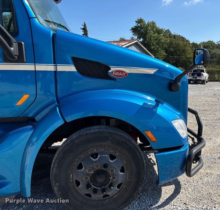 image for item ED2250 2022 Peterbilt 579 semi truck
