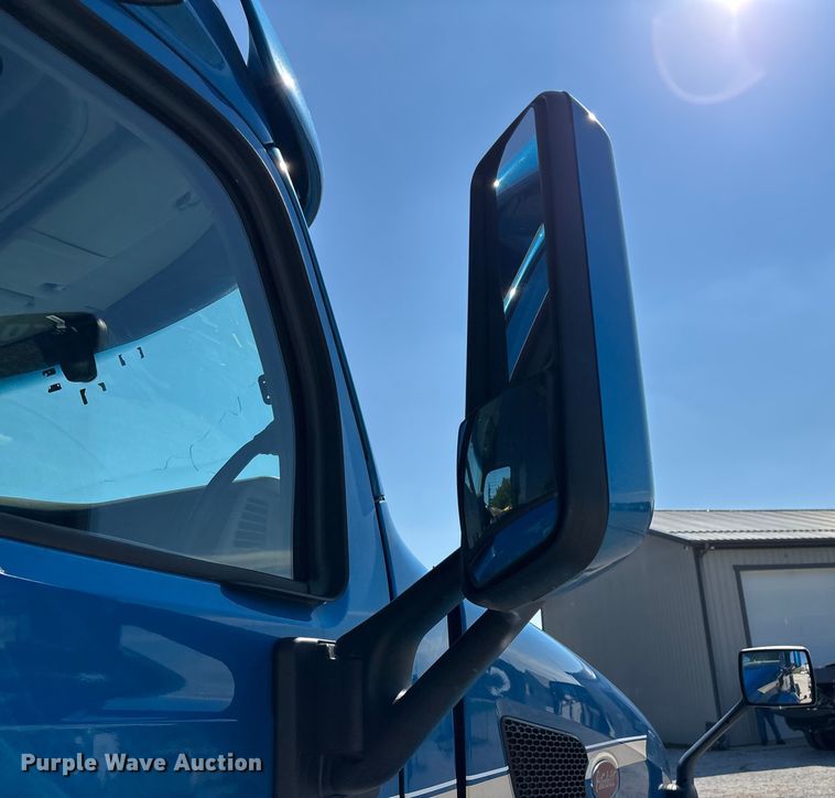 image for item ED2250 2022 Peterbilt 579 semi truck