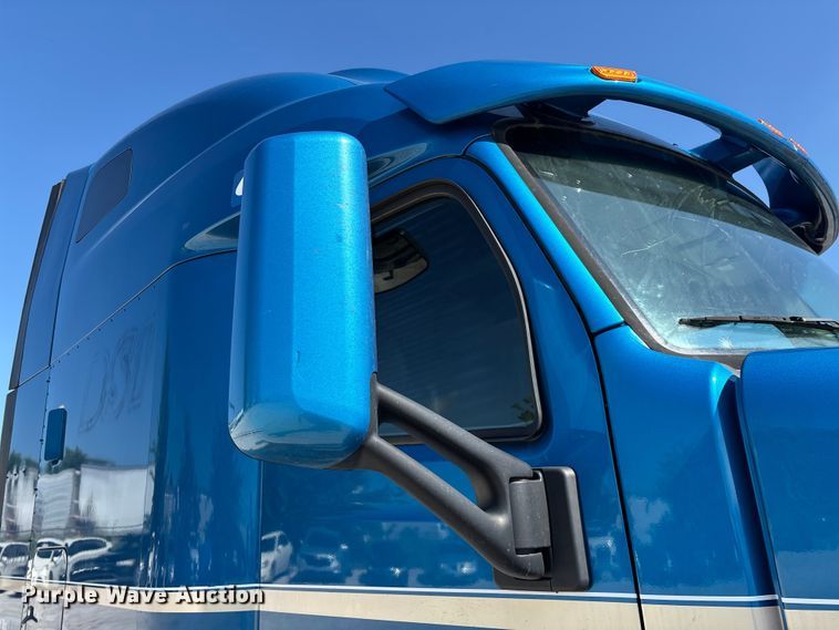image for item ED2250 2022 Peterbilt 579 semi truck