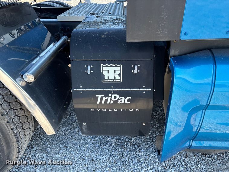 image for item ED2250 2022 Peterbilt 579 semi truck