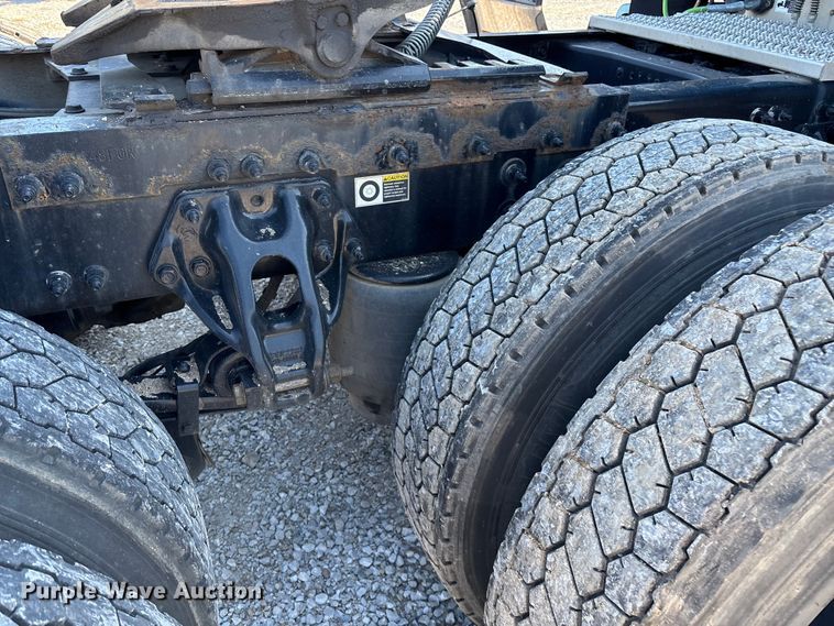 image for item ED2250 2022 Peterbilt 579 semi truck