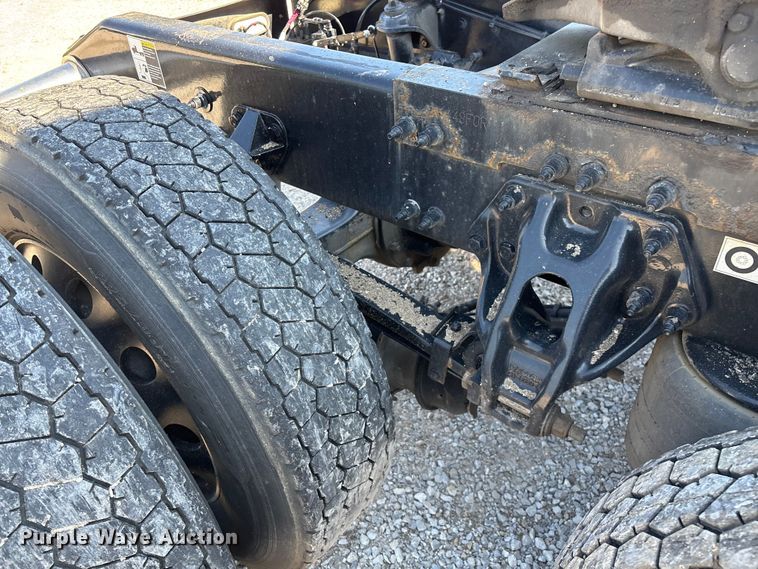 image for item ED2250 2022 Peterbilt 579 semi truck