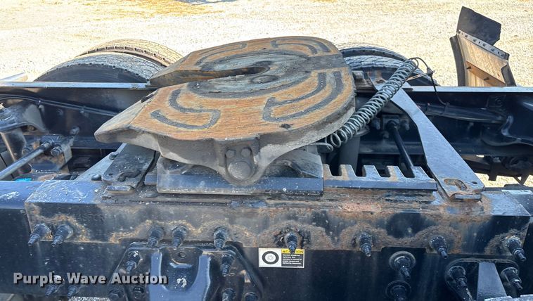 image for item ED2250 2022 Peterbilt 579 semi truck