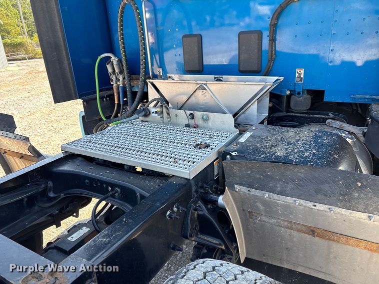 image for item ED2250 2022 Peterbilt 579 semi truck